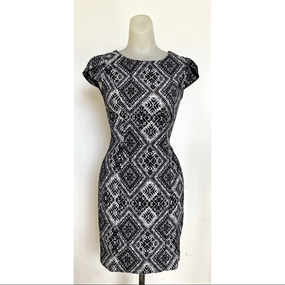 H&M Black and White Cap Sleeve Dress Size 4 Neutral Classic